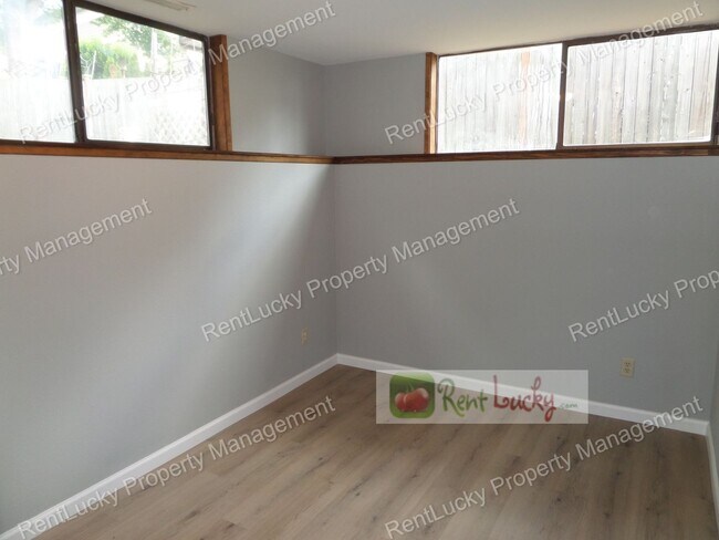 Building Photo - Wonderful & Updated 3-Bedroom Home w/Custom Chicken Coop in Redmond FOR RENT!!