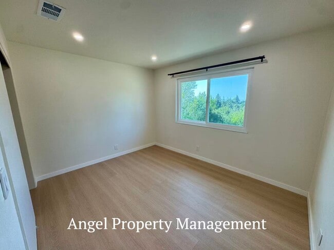 Building Photo - 5804 Shadow Ridge Dr