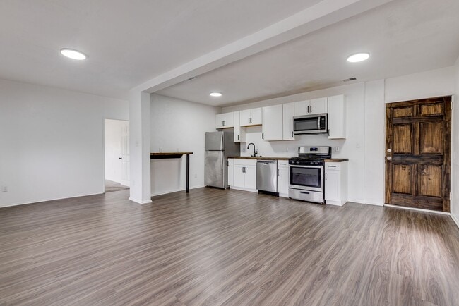 Building Photo - 600 E Warrington Ave