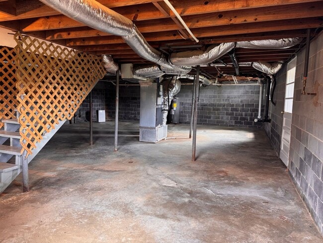 Building Photo - 3 Bed, 1.5 Bath brick home located on Gallimore Town Rd