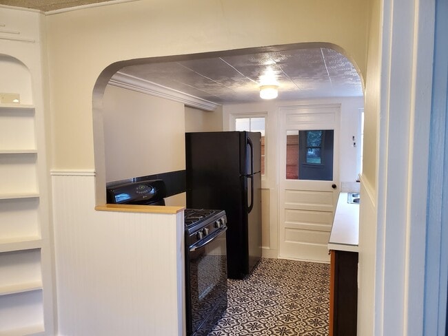 Building Photo - Adorable 2 bedroom with a bonus room!