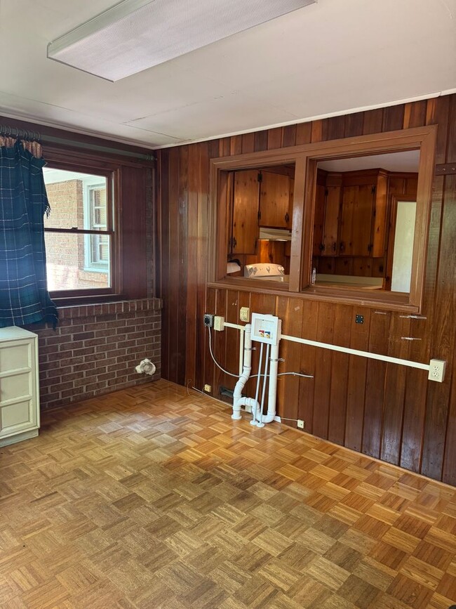 Building Photo - Fantastic Location & Price