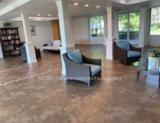 Building Photo - Superb Location for this Spacious Downtown...