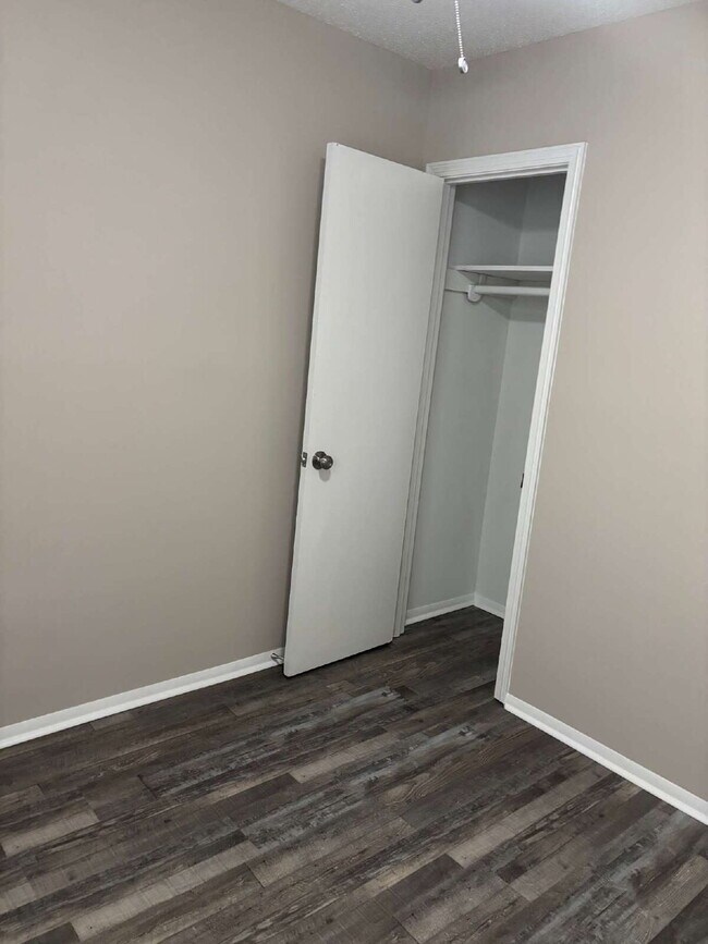 Building Photo - "Charming 3-Bedroom Retreat on Suncrest Drive with Gleaming Hardwood Floors!"