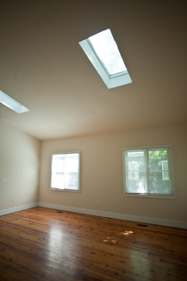 Building Photo - Great house with hardwood floors! Walk to ...