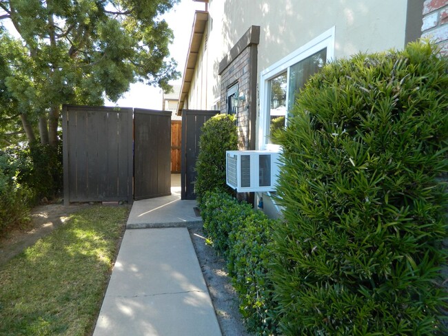 Building Photo - Townhouse w/ Garage & Private Patio, Walki...