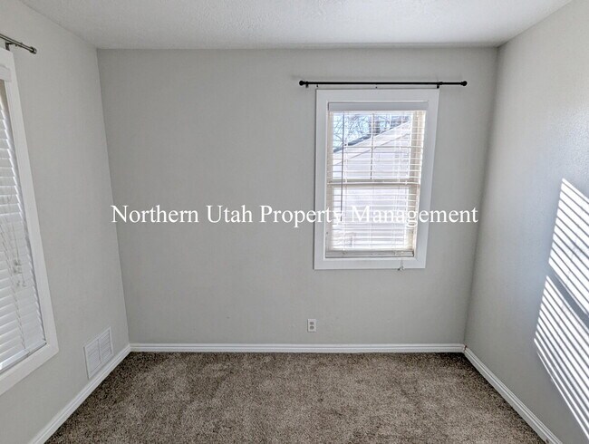 Building Photo - Upper Unit - 2 Bed 1 Bath