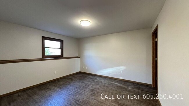 Building Photo - 4 bed 2 bath Newly Remodeled Home with att...