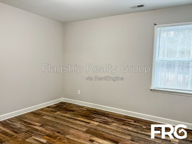 Building Photo - 491 Fallingbrook Dr