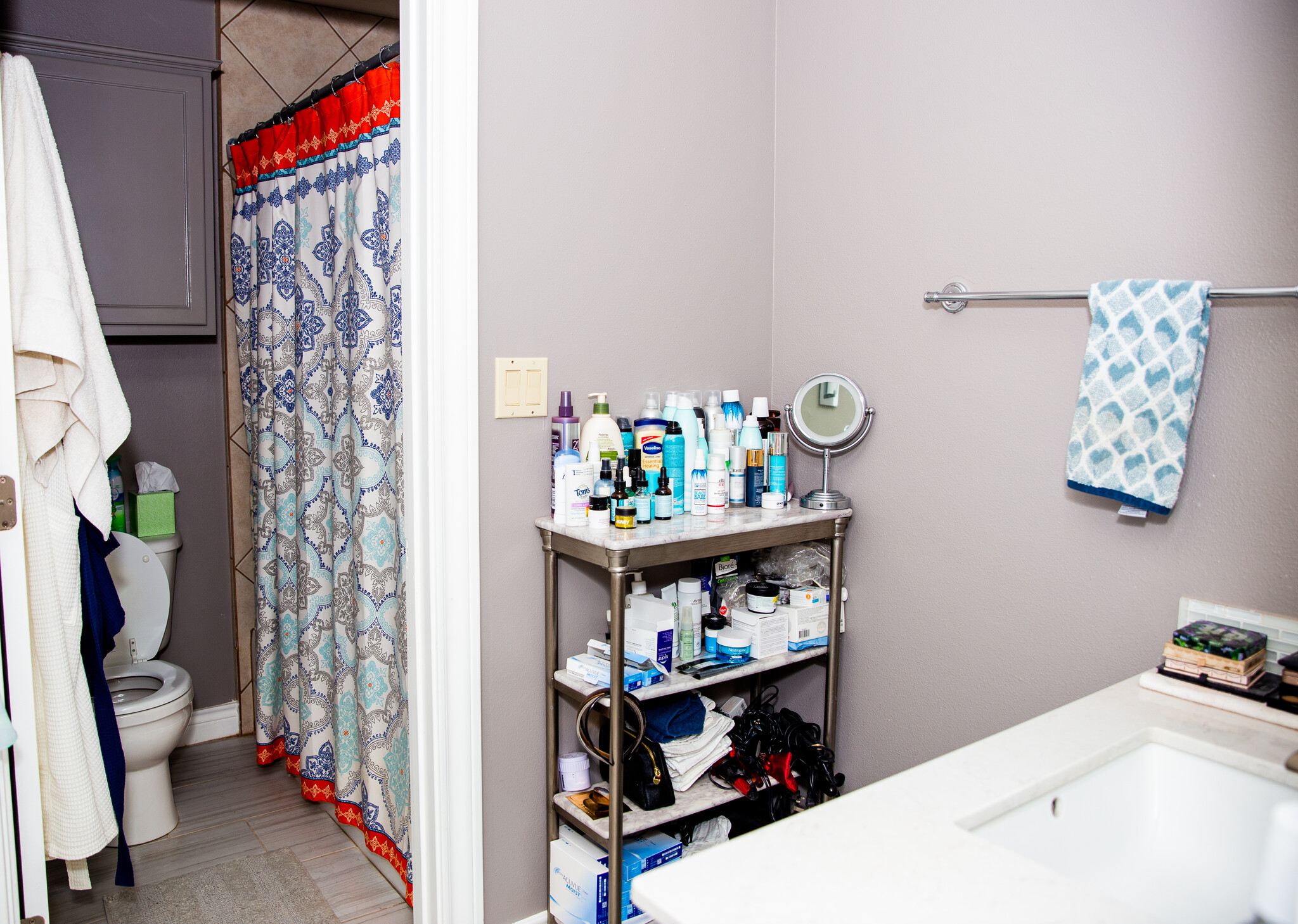 Main bathroom, dual vanity - 3607 Clawson Rd