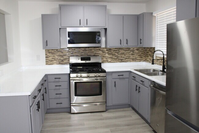 Building Photo - Spacious 4 bedrooms and 2 bathrooms in Kan...