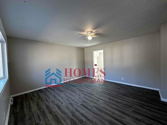 Building Photo - Three Bedroom House | Move In Ready