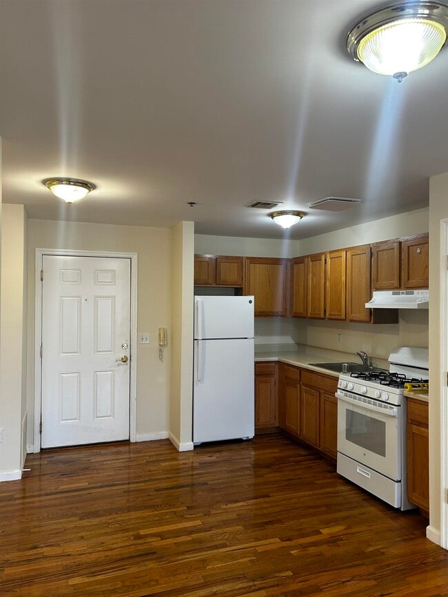 Building Photo - 1609 W Lake Ave