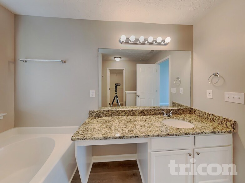 Building Photo - 501 Walton Dr