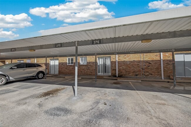 Building Photo - 2201 Fountain View Dr