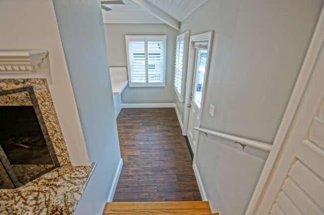 Building Photo - BEAUTIFULLY REMODELED, BRIGHT & AIRY HILLS...