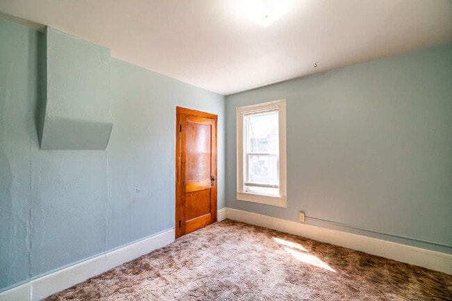 Building Photo - 4 bedroom 1 bath - available for June 1st ...