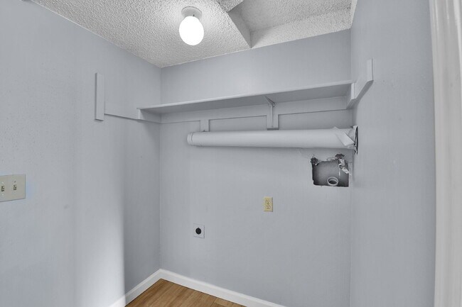 Building Photo - $2,540.95 with $300 off the first month's Rent- 4 Bedroom, 1.5 Bath, Single Family Home in Aurora...