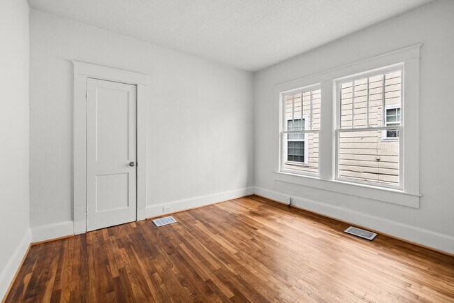 Building Photo - Move-in Special: Receive a $300 gas card with approved application and signed lease.-1609 Jeffers...