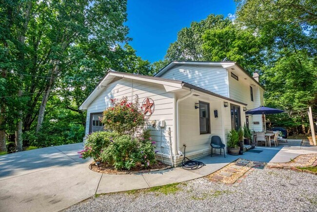 Building Photo - 813 Lakeshore Dr NW
