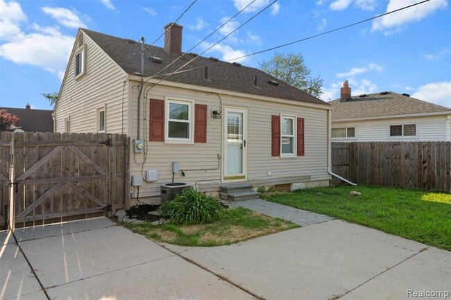 Building Photo - 24696 Wilmot Ave