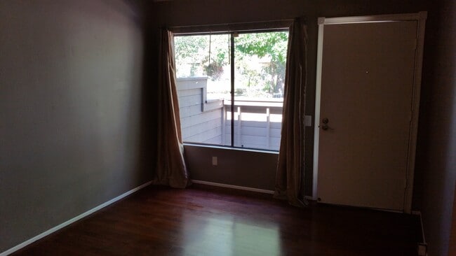 Building Photo - 2BED/2.5BATH