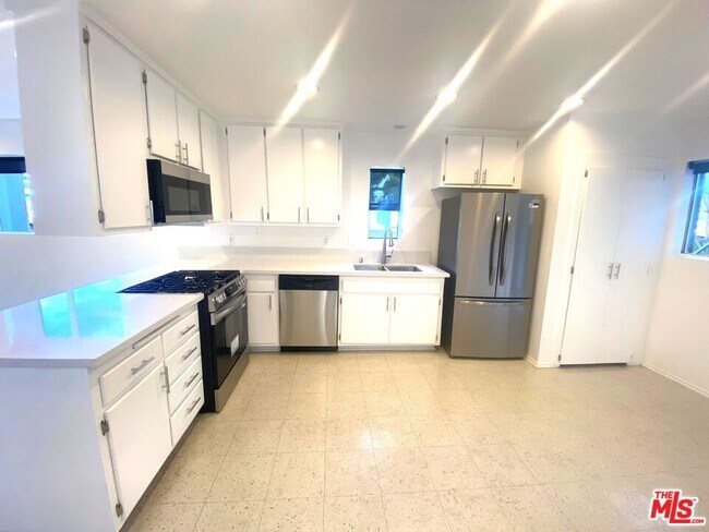 Building Photo - 504 Altair Pl