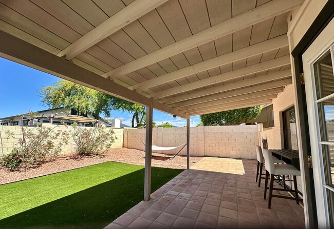 Building Photo - 8878 E Sheena Dr