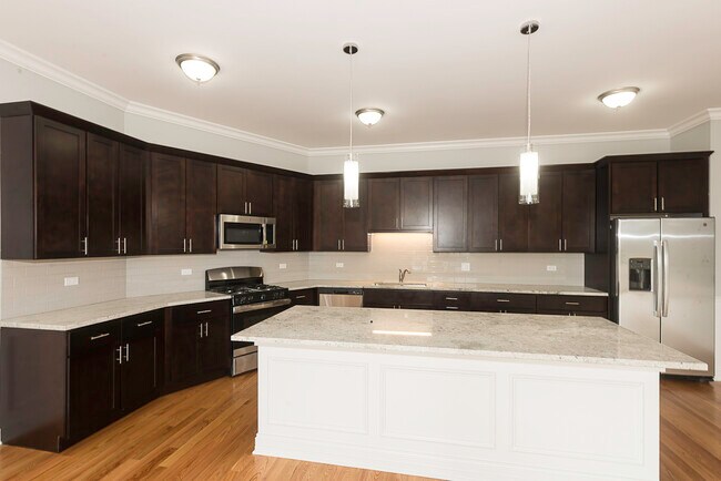 Building Photo - 520 N Western Ave