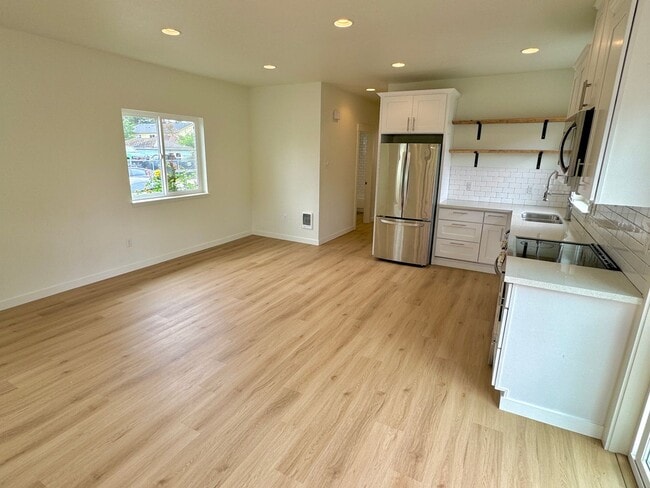 Building Photo - Brentwood-Darlington Fully Remodeled Bungalow with Huge Fenced Yard, A/C, Water/Sewer Included!