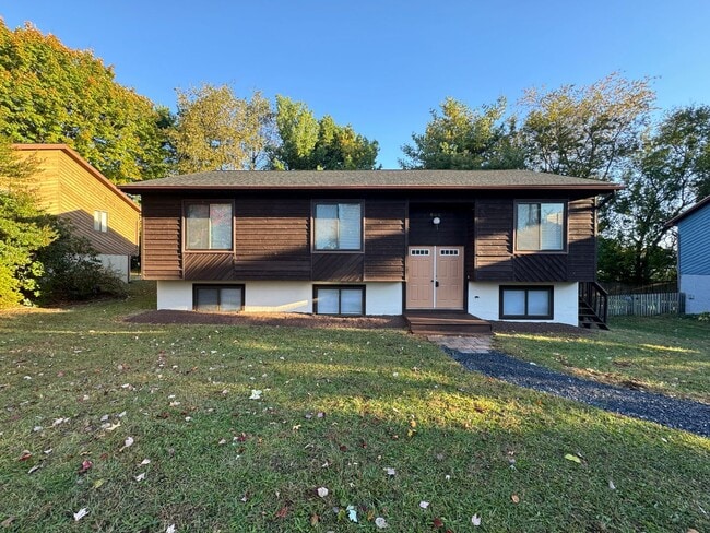 Primary Photo - Beautiful home on quiet cul-de-sac/ 6 MONTH LEASE OPTION