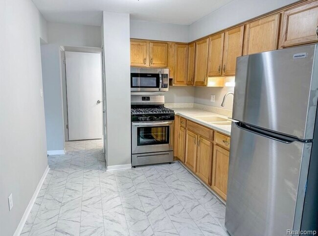 Building Photo - 41856 Langley Dr