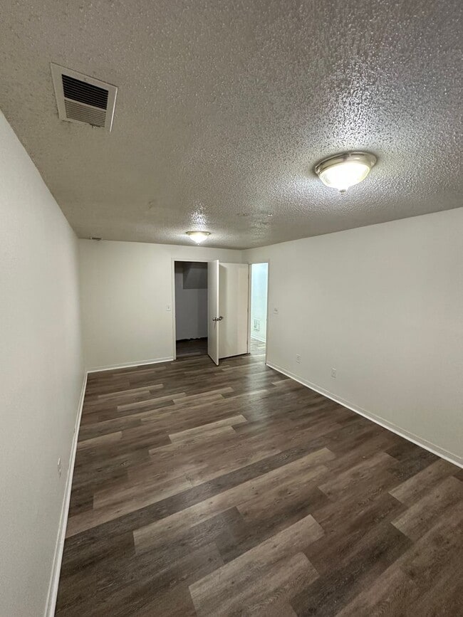 Building Photo - Fantastic 4 bdrm home avail NOW