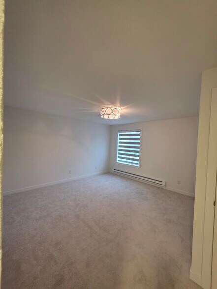 Huge primary bedroom - 4100 Lake Washington Blvd N