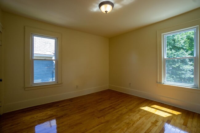 Building Photo - Available 8/1/26 - Spacious Newly Renovate...