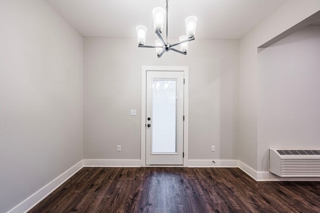 Building Photo - 809/811 Rodeo Lane