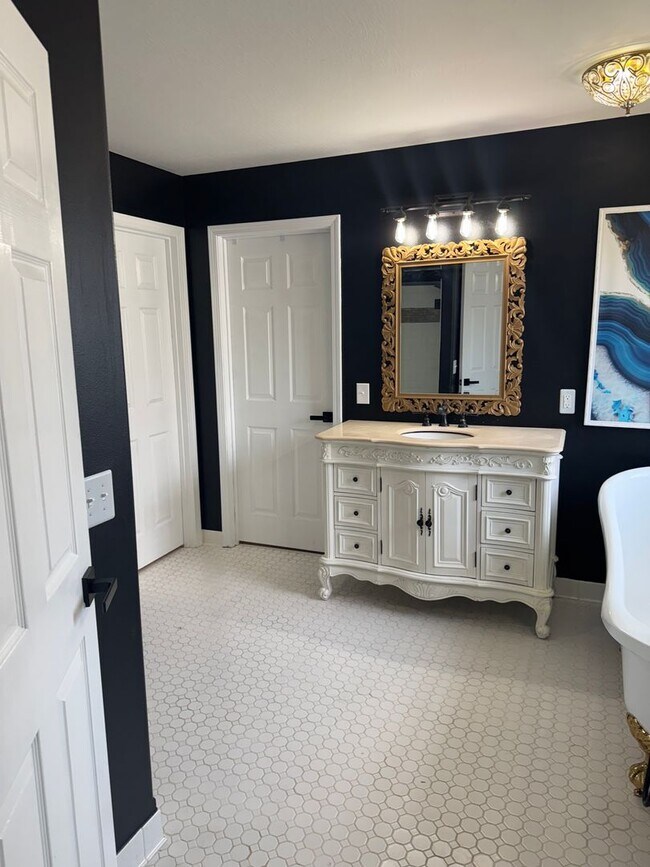 Building Photo - 5 Bedroom | 3 Bathroom | 3 Car Garage | Wa...