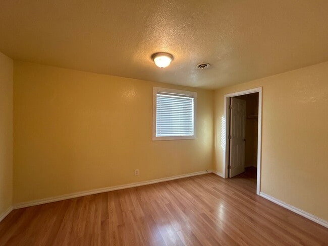 Building Photo - Downtown Redmond Charm 3 Bedroom / 1 Bath