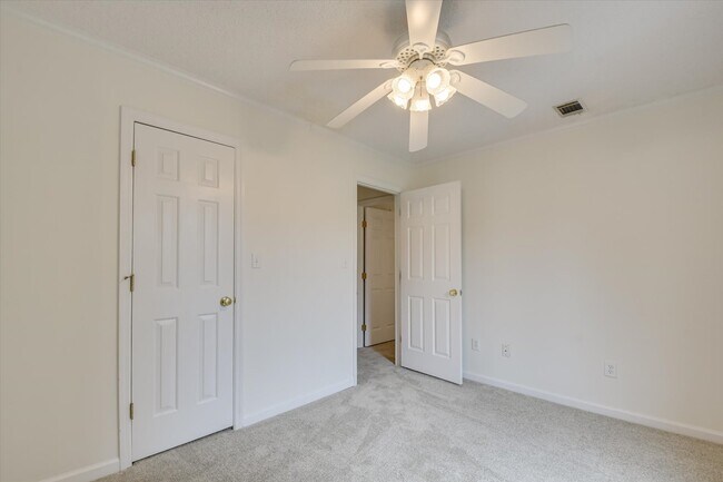 Building Photo - 106 Riverbend Dr