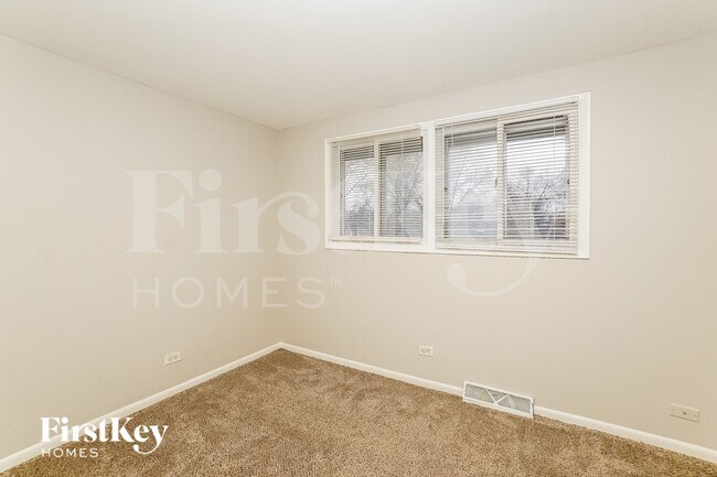 Building Photo - 3317 Fountainbleau Dr