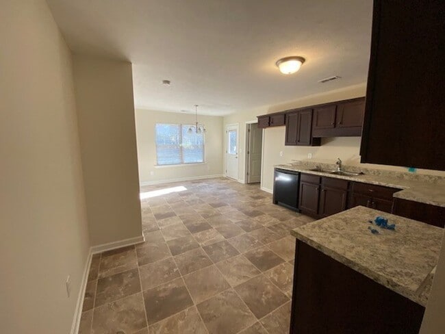 Building Photo - 3 Bedroom 2 bath with 2 Car Garage Home Fo...
