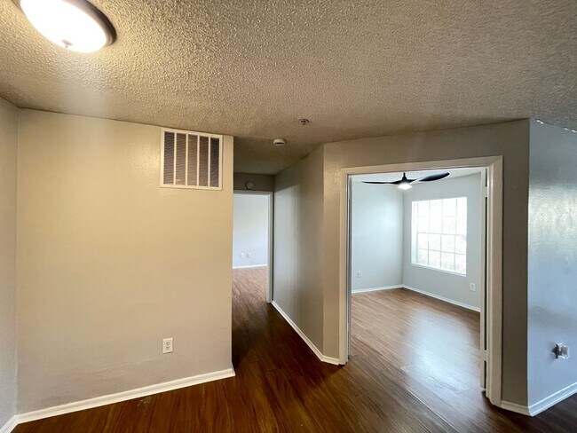 Building Photo - 2 Bed / 1 Bath Condo in Gated Comm. In Altamonte Springs. Available Now!