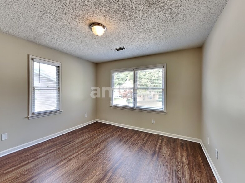 Building Photo - 581 Thornbush Ter