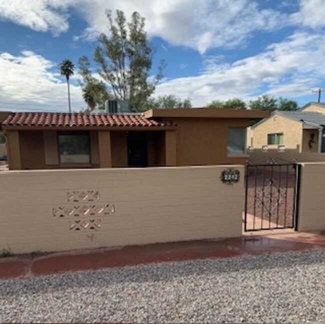 Building Photo - 2 Bedroom with Concrete Floors!