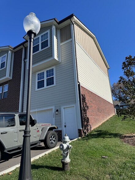 End unit! - 100 Storytown Vlg