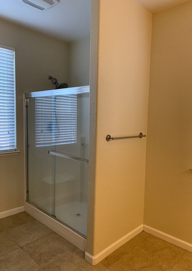 Building Photo - 3 Bedroom 2 Bath