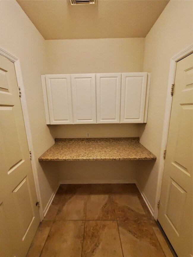 Building Photo - 2715 Falling Forest Ct