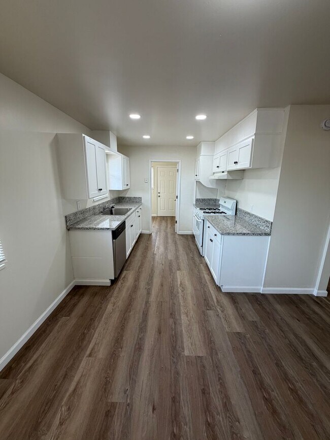 Building Photo - Refreshed Living