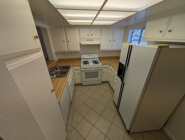 Building Photo - 1105 W Cypress Ave