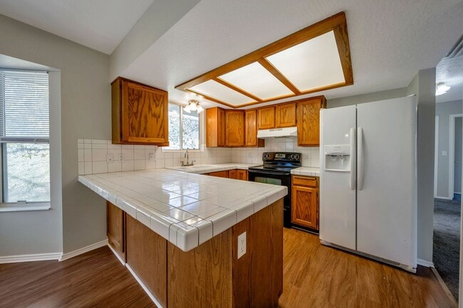 Building Photo - Spacious Sandy Rambler w 2 car attached